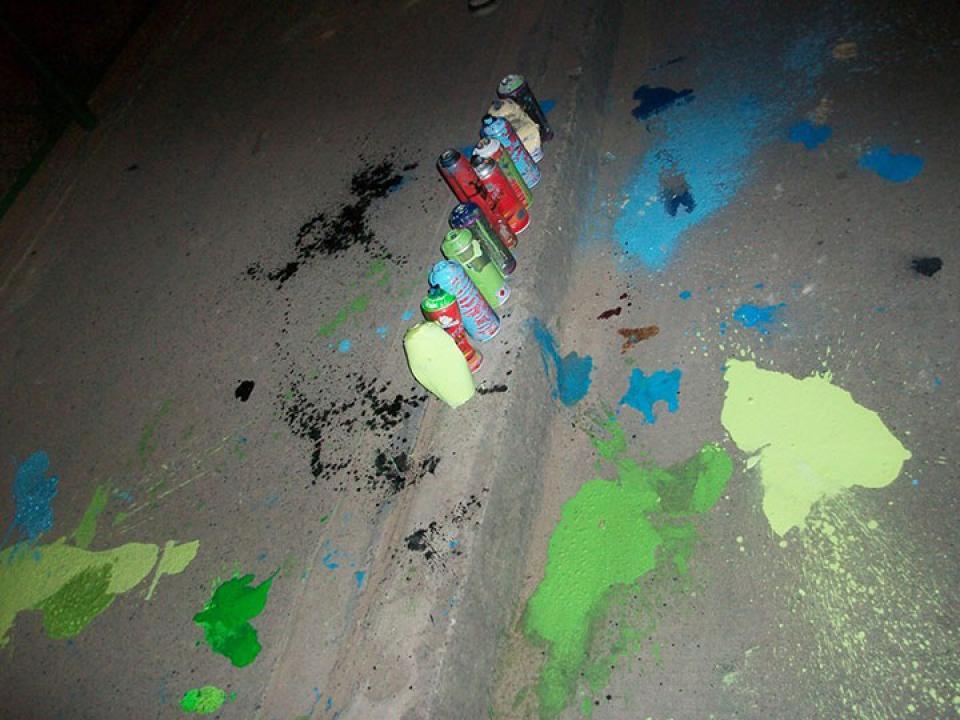Anónimo - Tarros de pintura estallados por policías